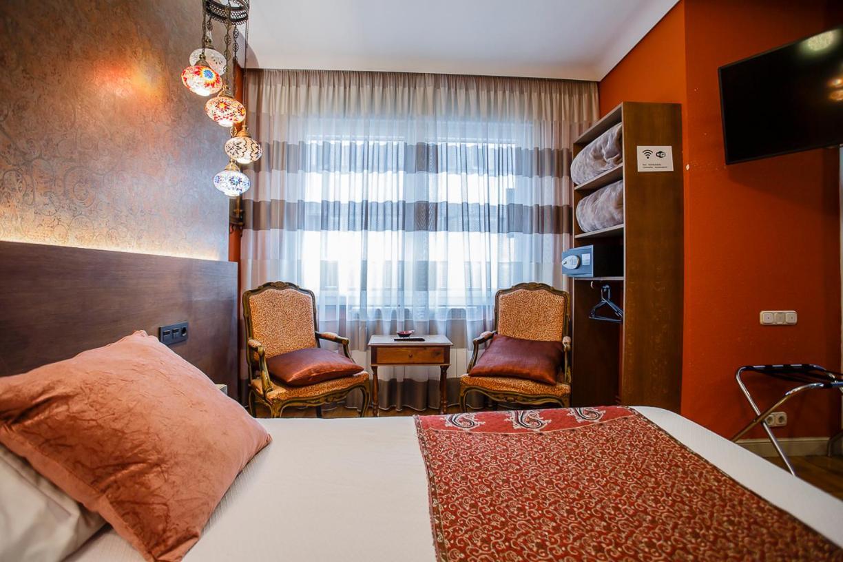 Hostal Rodas Pamplona Buitenkant foto