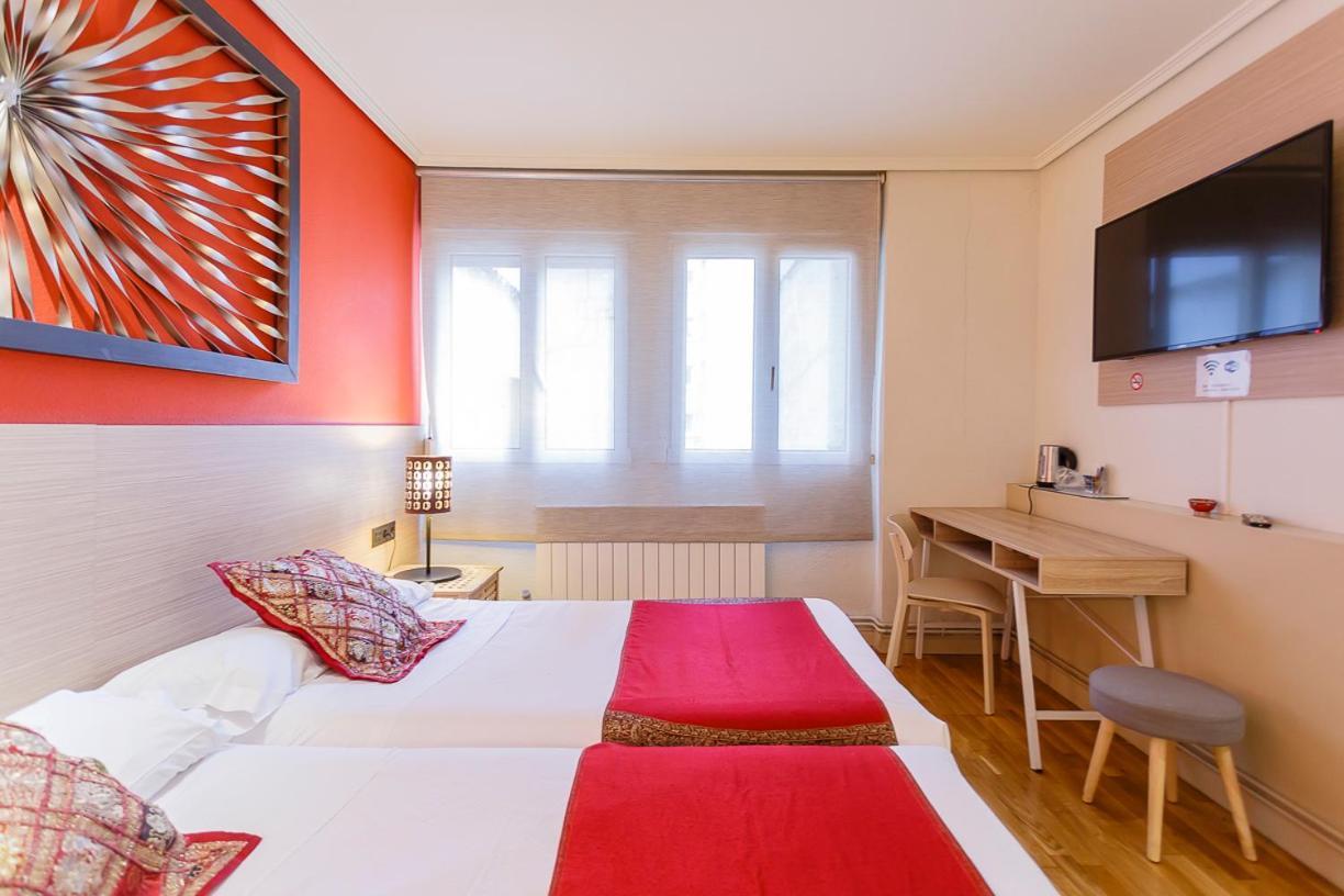 Hostal Rodas Pamplona Buitenkant foto